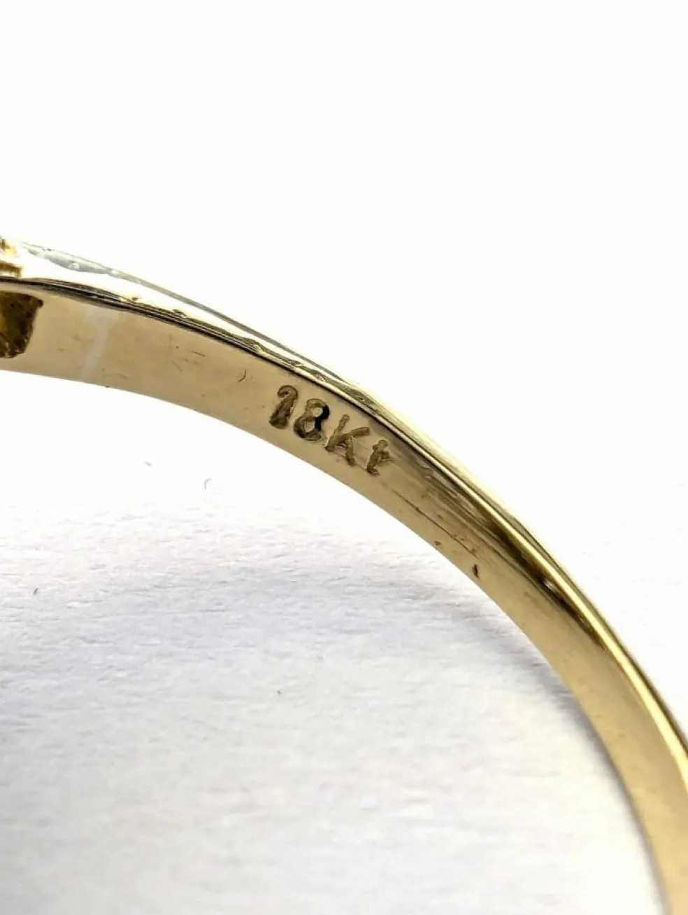 Bague en or jaune avec émeraude centrale et diamants environnants