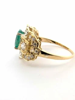 Bague en or jaune avec émeraude centrale et diamants environnants
