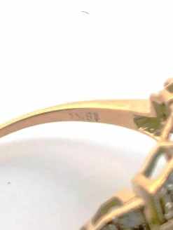 Bague en or jaune avec émeraude centrale et diamants environnants