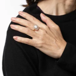Bague en or jaune avec opale et diamants de style victorien antique