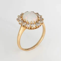 Bague en or jaune avec opale et diamants de style victorien antique
