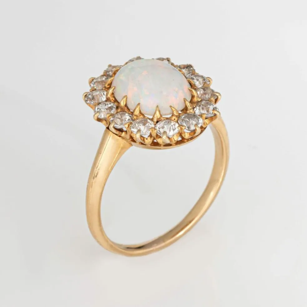 Bague en or jaune avec opale et diamants de style victorien antique