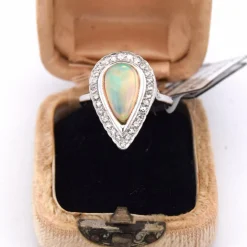 Bague en or jaune avec opale cabochon Déco