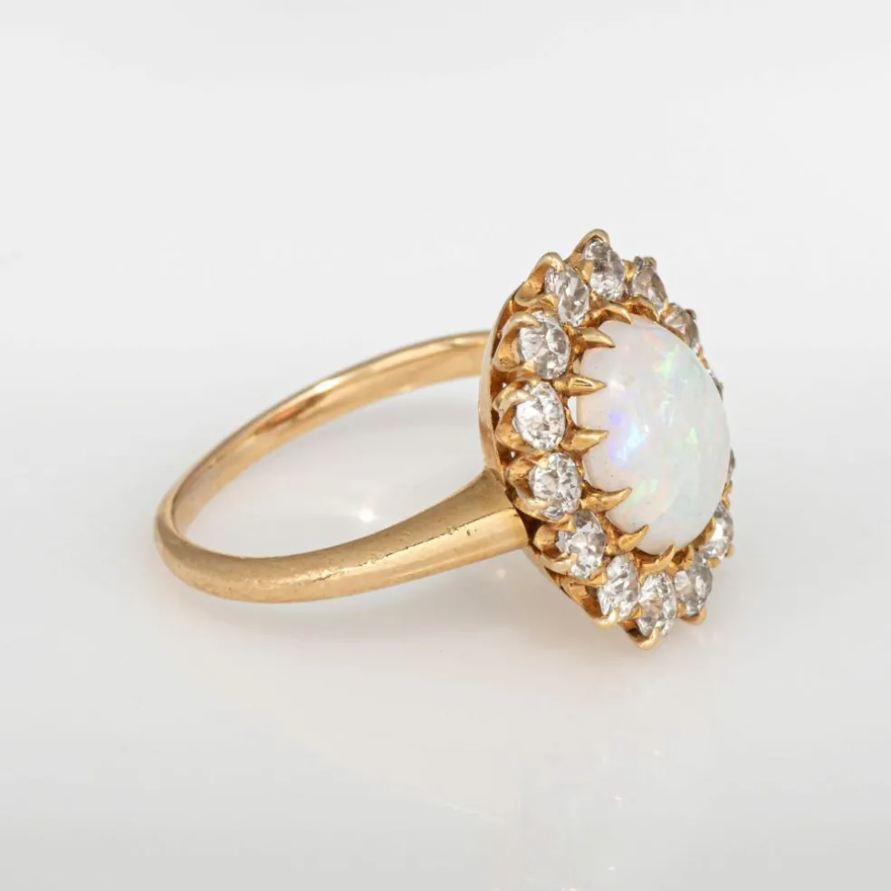 Bague en or jaune avec opale et diamants de style victorien antique