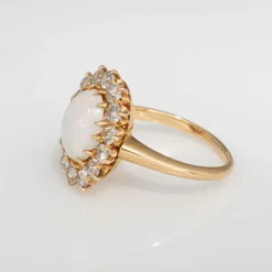Bague en or jaune avec opale et diamants de style victorien antique