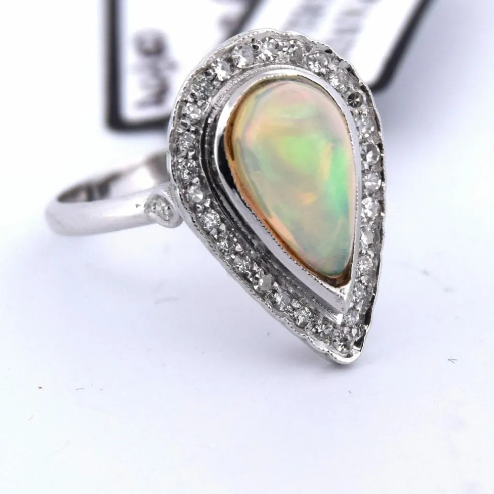 Bague en or jaune avec opale cabochon Déco