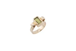 Bague en or jaune avec pierre