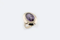 Bague en or jaune avec pierre violette