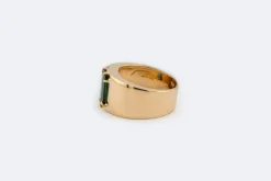 Bague en or jaune avec pierre verte