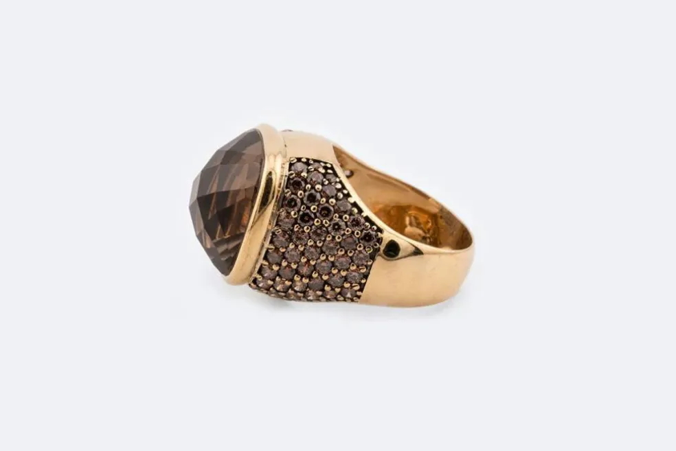 Bague en or jaune avec quartz fumé et diamants bruns