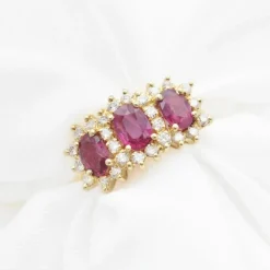 Bague en or jaune avec rubis et diamants