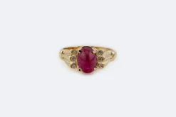 Bague en or jaune avec rubis taille cabochon