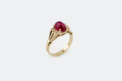 Bague en or jaune avec rubis taille cabochon