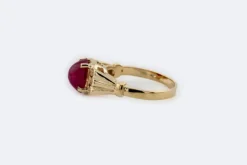 Bague en or jaune avec rubis taille cabochon