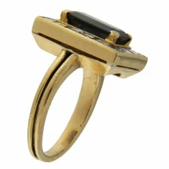 Bague en or jaune avec saphir et diamants taille carrée