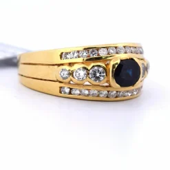 BAGUE EN OR JAUNE AVEC SAPHIR ET DIAMANTS