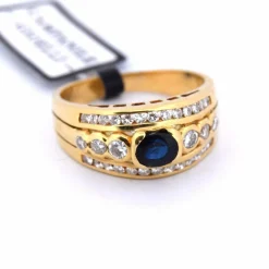 BAGUE EN OR JAUNE AVEC SAPHIR ET DIAMANTS