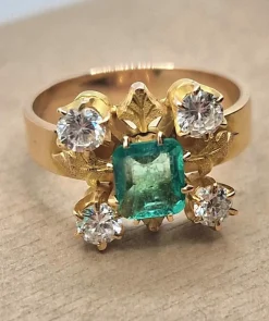 Bague en or jaune de style victorien, émeraude, diamants