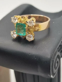 Bague en or jaune de style victorien, émeraude, diamants