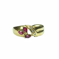 Bague en or jaune, diamants et rubis navette