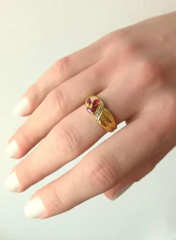Bague en or jaune, diamants et rubis navette