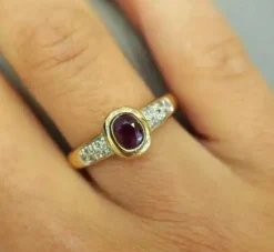 Bague en or jaune, diamants, rubis