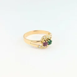 Bague en or jaune diamants rubis et émeraude
