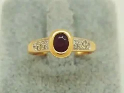Bague en or jaune, diamants, rubis