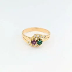 Bague en or jaune diamants rubis et émeraude