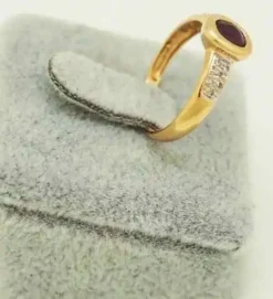 Bague en or jaune, diamants, rubis