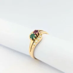 Bague en or jaune diamants rubis et émeraude