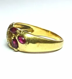 Bague en or jaune, diamants et rubis navette