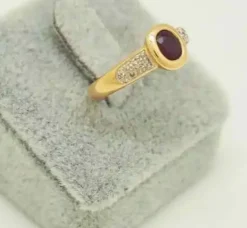 Bague en or jaune, diamants, rubis