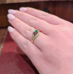 Bague en or jaune diamants rubis et émeraude