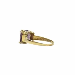 Bague en or jaune et amethyste taille princesse