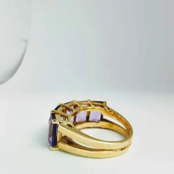 Bague en or jaune et améthystes