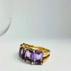 Bague en or jaune et améthystes