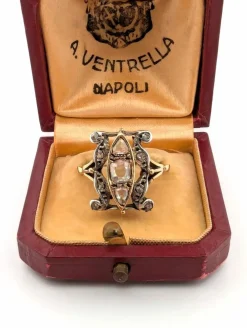 Bague en or jaune et argent avec diamant rose central et diamants latéraux