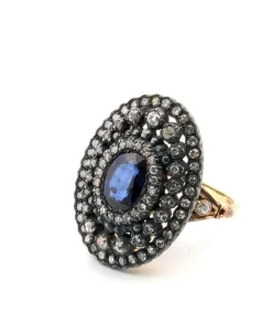 Bague en or jaune et argent, saphir central et diamants