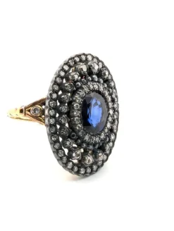 Bague en or jaune et argent, saphir central et diamants
