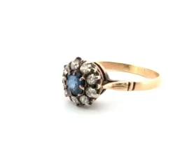 Bague en or jaune et argent avec saphir central et diamants environnants