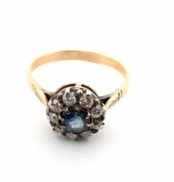 Bague en or jaune et argent avec saphir central et diamants environnants