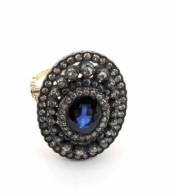 Bague en or jaune et argent, saphir central et diamants