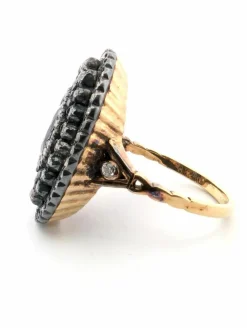 Bague en or jaune et argent, saphir central et diamants