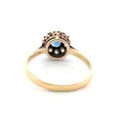 Bague en or jaune et argent avec saphir central et diamants environnants