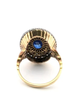Bague en or jaune et argent, saphir central et diamants
