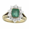 Bague en or jaune et blanc entourée d'émeraudes et de diamants
