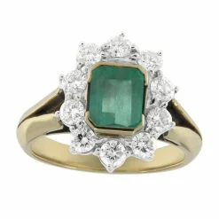 Bague en or jaune et blanc entourée d'émeraudes et de diamants