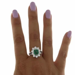 Bague en or jaune et blanc entourée d'émeraudes et de diamants