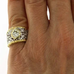 Bague en or jaune et blanc avec diamants taille brillant au centre et sur le pourtour
